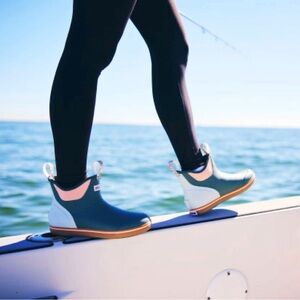 Xtratuf Low Top Ankle 6” Deck Waterproof Boots Garden Floral Green Size 7